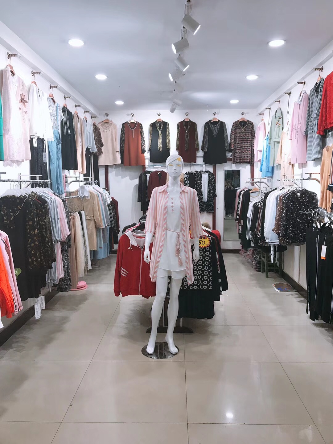原創服裝店內部大廳與更衣室海報矢量圖 版權可商用，助力服裝服飾零售